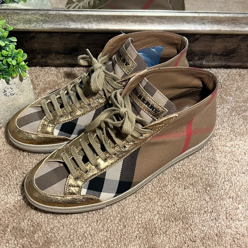 Burberry house check size 39.5